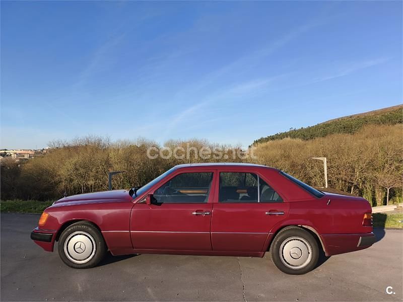Usado Mercedes E250 113 CV (83 kW) 1993 Granate Berlina