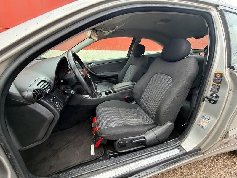 Usado Mercedes C200 122 CV (89 kW) 2008 Gris / plata Berlina