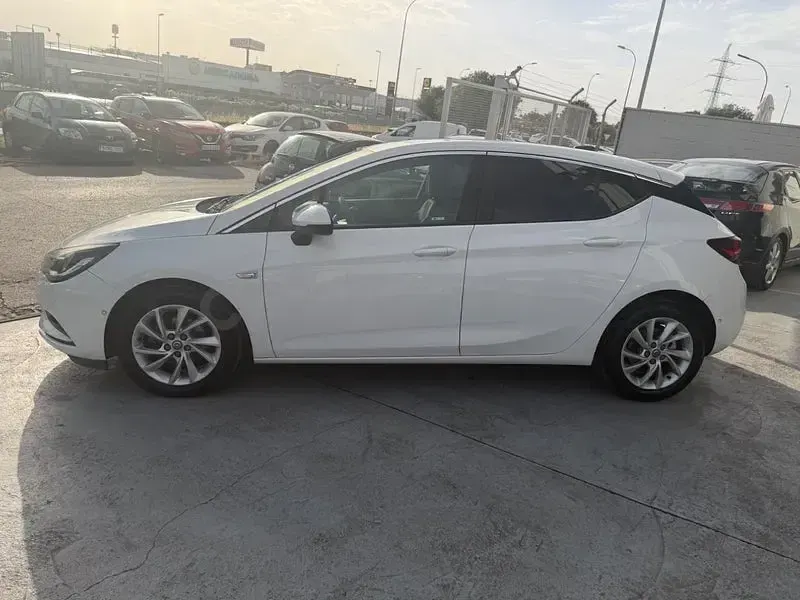Usado Opel Astra Dynamic 110 CV (80 kW) 2018 Blanco Berlina