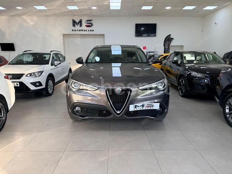 Usado Alfa Romeo Stelvio Super 210 CV (154 kW) 2017 Gris / plata SUV