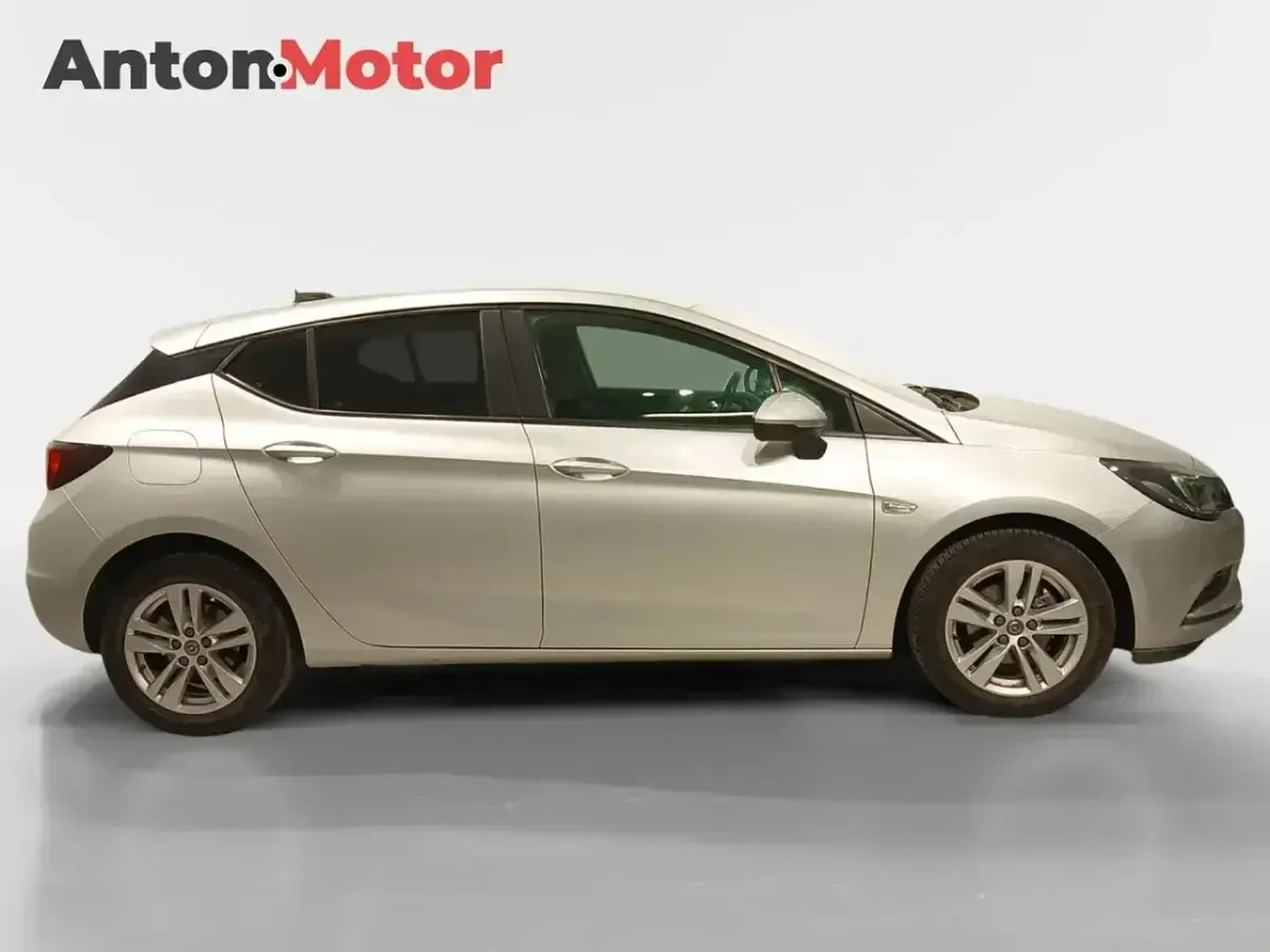 Usado Opel Astra Dynamic 125 CV (91 kW) 2018 Gris / plata Berlina
