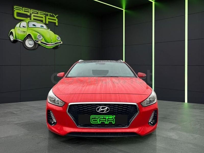 Usado Hyundai i30 110 CV (80 kW) 2017 Rojo Familiar