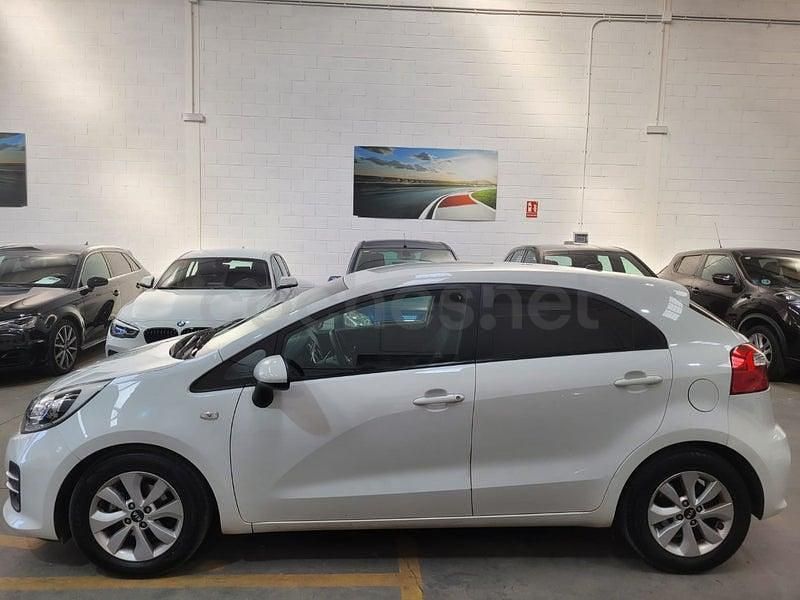 Käytetty Kia Rio 84 HP (61 kW) 2015 Valkoinen Sedan