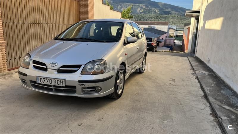 Gris / plata Usado 2000 Nissan Almera Tino Comfort Monovolumen | 1999 € - Imagen 1/4