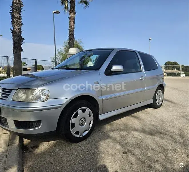 Usado VW Polo Trendline 75 CV (55 kW) 2001 Gris / plata Utilitario