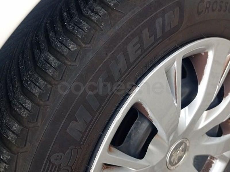 Usado Peugeot 208 Signature Sky 82 CV (60 kW) 2019 Blanco Utilitario