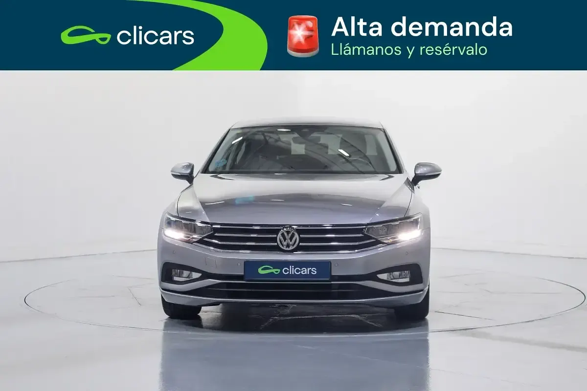 Usado VW Passat 120 CV (88 kW) 2020 Gris / plata Berlina