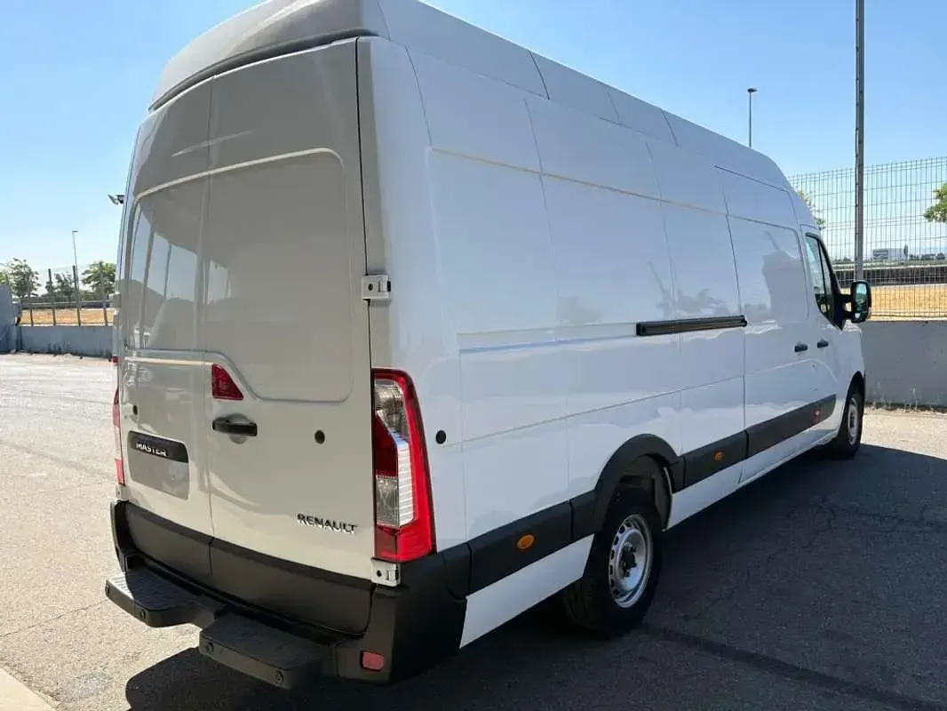 Usado Renault Master 135 CV (99 kW) 2023 Blanco Monovolumen