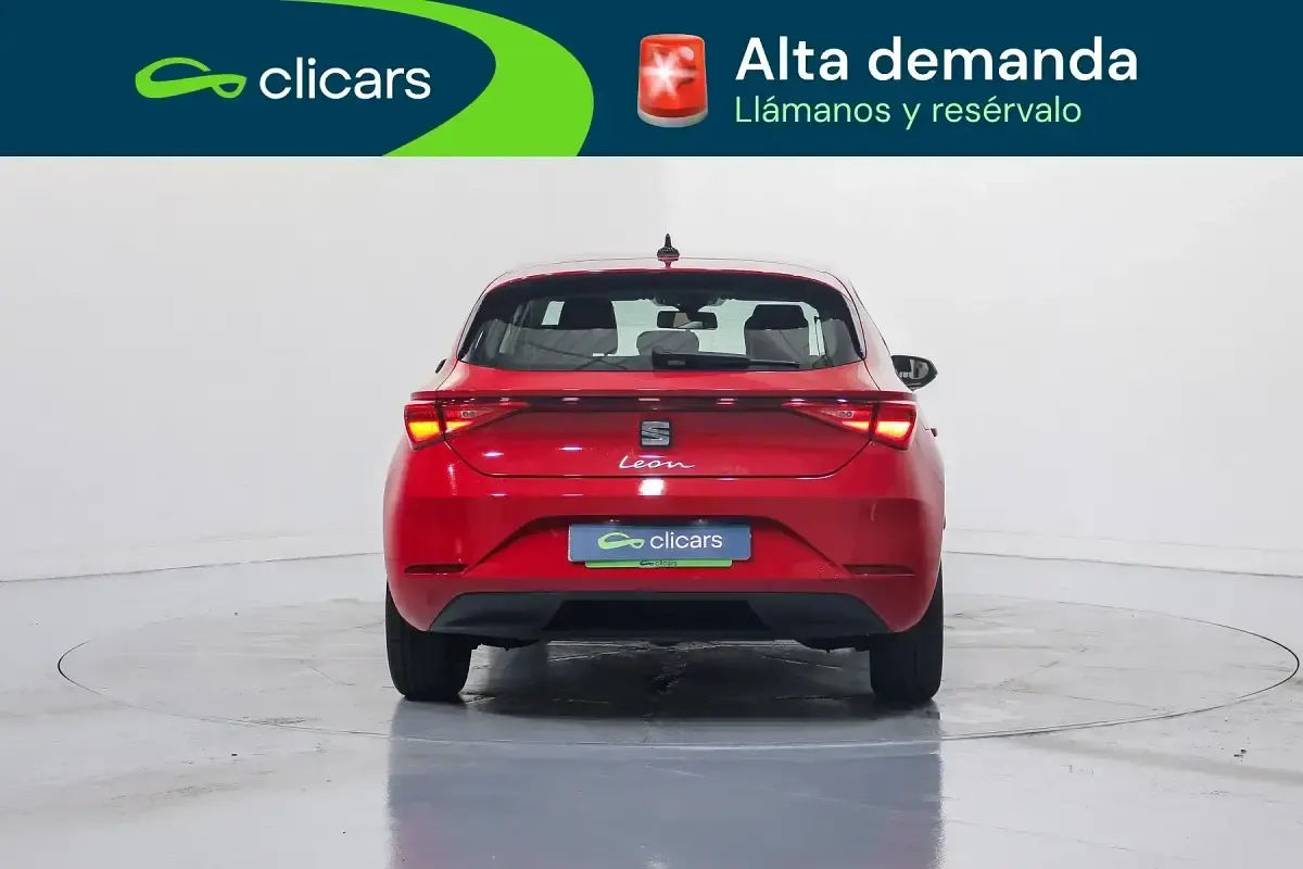 Usado Seat Leon Reference 110 CV (80 kW) 2021 Rojo Berlina