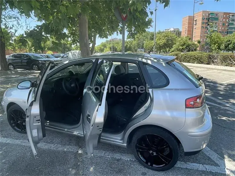 Usado Seat Ibiza Fresh 75 CV (55 kW) 2004 Gris / plata Utilitario