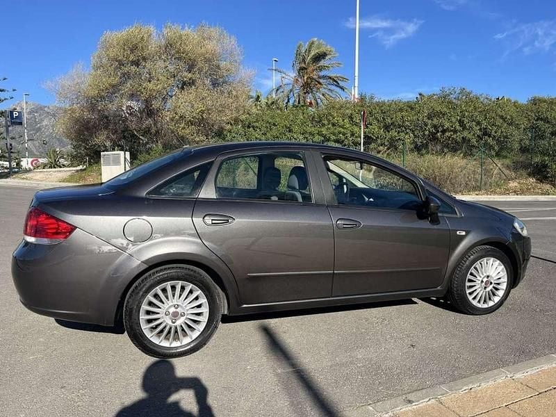 Usado Fiat Linea Dynamic 120 CV (88 kW) 2011 Gris Berlina