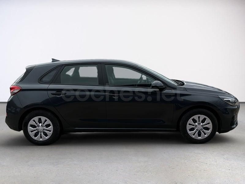 Usado Hyundai i30 110 CV (80 kW) 2022 Gris / plata Berlina