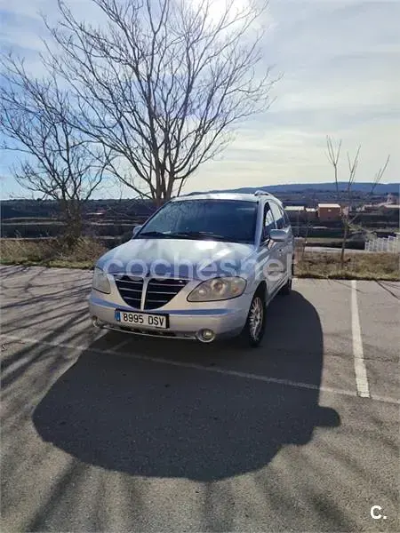 Usado SsangYong Rodius Limited 165 CV (121 kW) 2005 Gris / plata Monovolumen