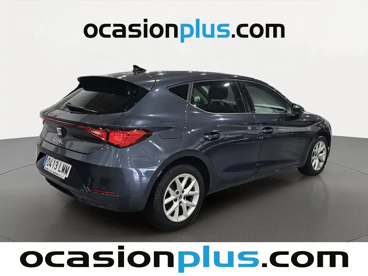Usado Seat Leon Style 131 CV (96 kW) 2021 Gris Utilitario