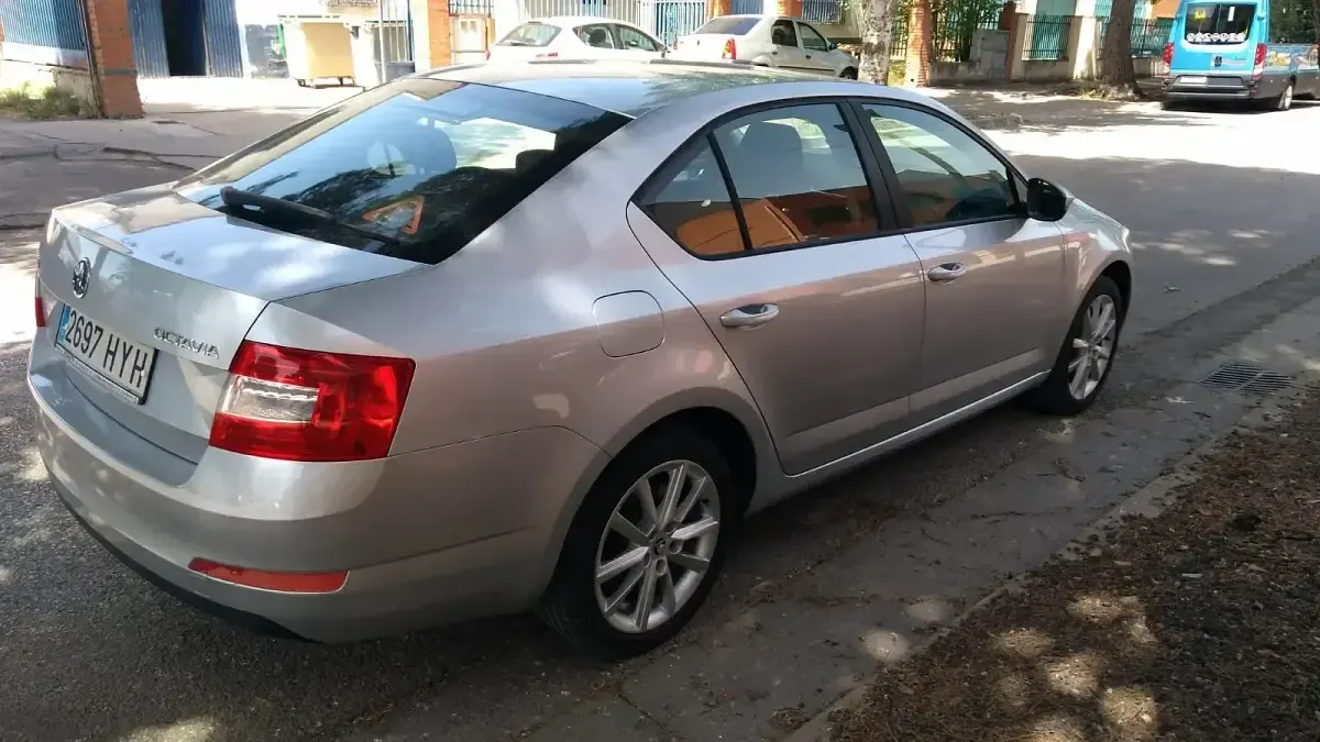Usado Skoda Octavia Active 105 CV (77 kW) 2014 Gris Utilitario
