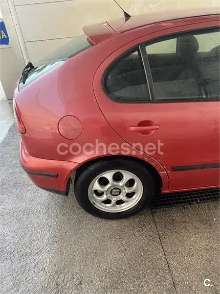 Usado Seat Leon Sport 110 CV (80 kW) 2000 Granate Utilitario