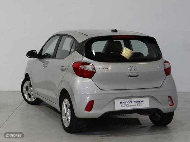 Usado Hyundai i10 67 CV (49 kW) 2021 New sleek silver Utilitario