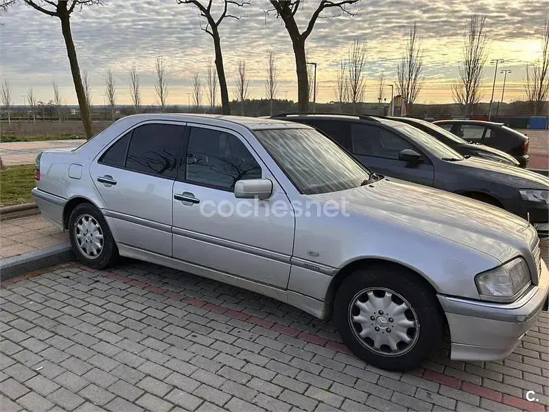 Usado Mercedes C250 Elegance 150 CV (110 kW) 1999 Gris / plata Berlina