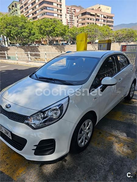 Blanco Usado 2016 Kia Rio Berlina | 8900 € (Precio justo) - Imagen 1/4