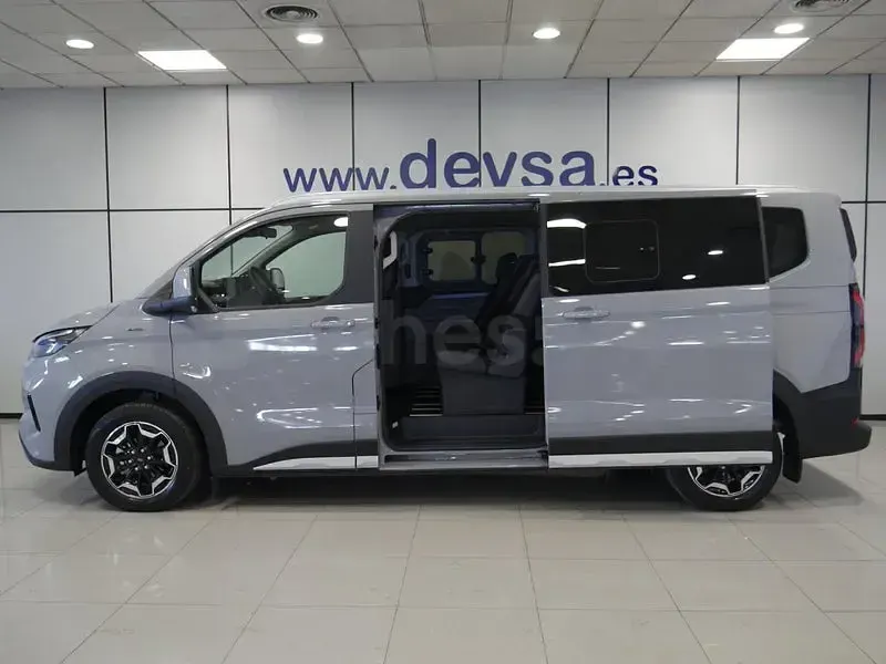 Usado Ford Tourneo Active 170 CV (125 kW) 2026 Gris / plata Monovolumen