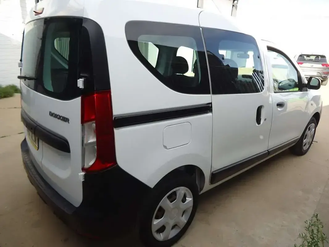 Usado Dacia Dokker Ambiance 75 CV (55 kW) 2018 Blanco Monovolumen