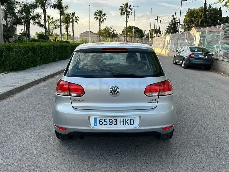 Usado VW Golf VII 105 CV (77 kW) 2012 Gris / plata Berlina