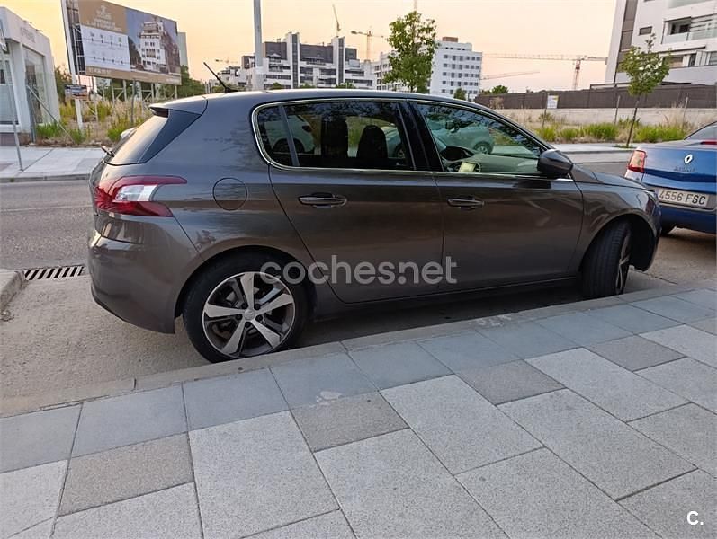 Usado Peugeot 308 GT-line 130 CV (95 kW) 2015 Gris / plata Berlina