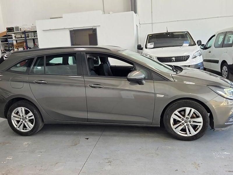 Usado Opel Astra Selective 110 CV (80 kW) 2018 Gris / plata Familiar