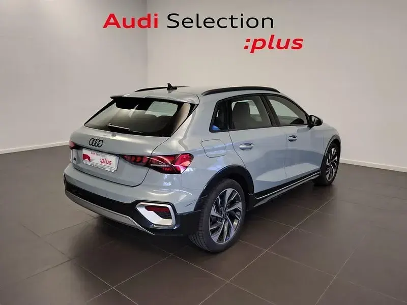 Usado Audi A3 204 CV (150 kW) 2025 Gris / plata Berlina