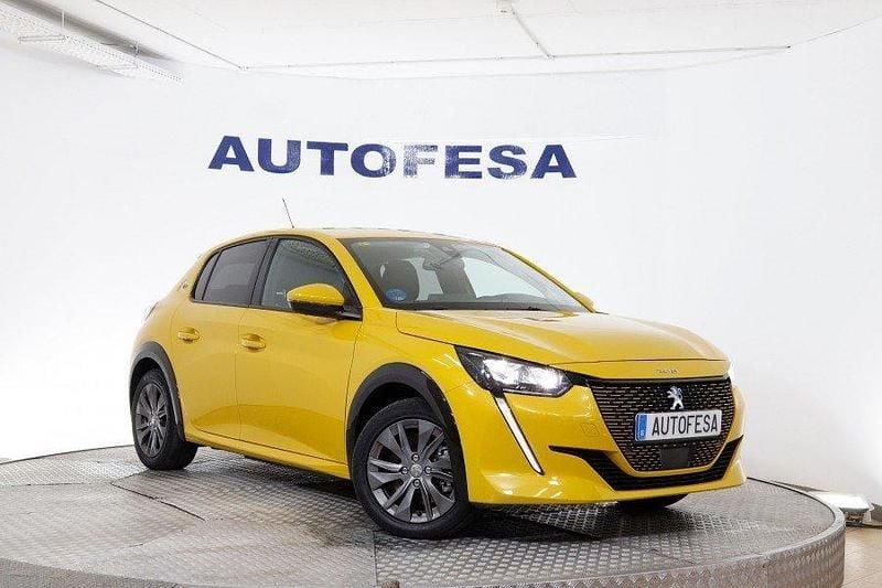 Usado Peugeot e-208 Allure 100 kW (136 CV) 2020 Amarillo Utilitario