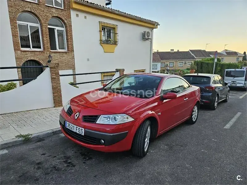 Usado Renault Mégane Cabriolet Authentique 110 CV (80 kW) 2007 Rojo Descapotable