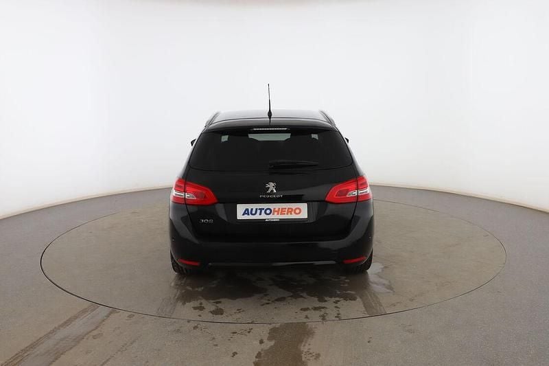 Usado Peugeot 308 Allure 130 CV (95 kW) 2018 Negro Familiar