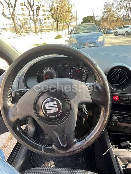 Usado Seat Ibiza Stella 100 CV (73 kW) 2002 Negro Utilitario
