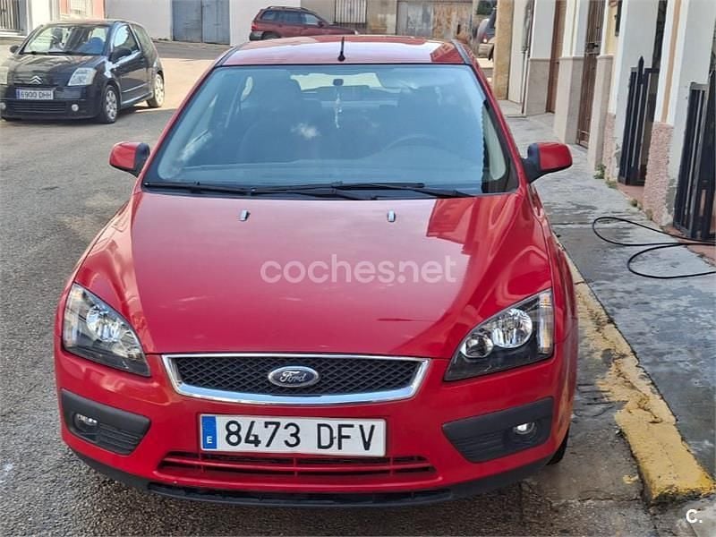 Usado Ford Focus Sport 145 CV (106 kW) 2005 Rojo Berlina