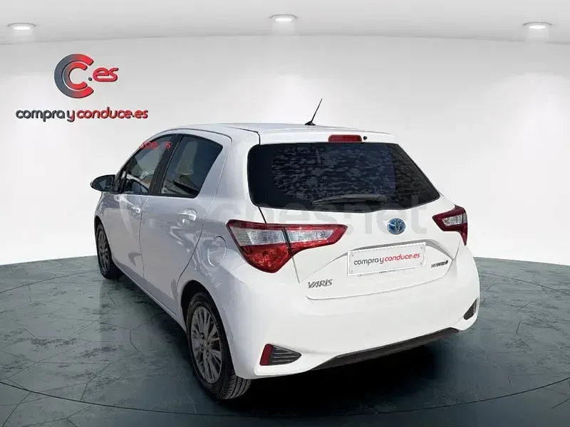 Usado Toyota Yaris Hybrid Active 100 CV (73 kW) 2018 Blanco Berlina