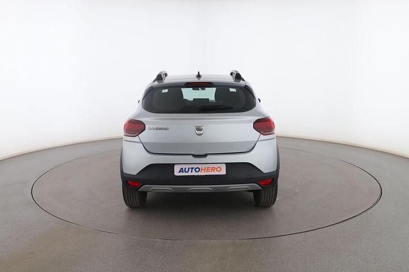 Usado Dacia Sandero Comfort 90 CV (66 kW) 2022 Gris Utilitario