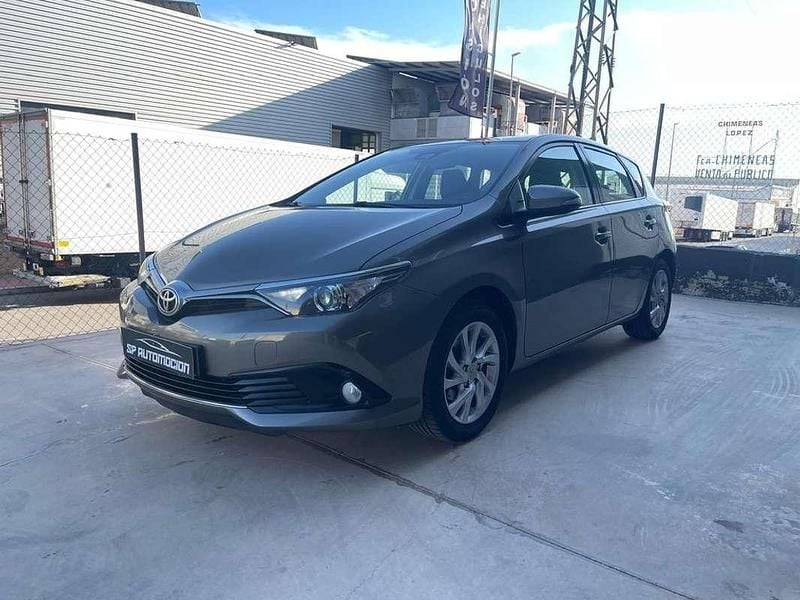 Usado Toyota Auris Business Edition 116 CV (85 kW) 2017 Marrón Utilitario