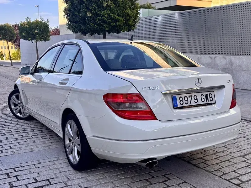 Usado Mercedes C220 Avantgarde 170 CV (125 kW) 2010 Blanco Berlina