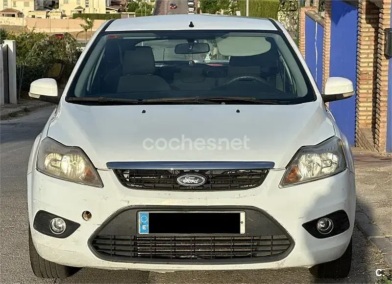 Usado Ford Focus Trend 90 CV (66 kW) 2011 Blanco Berlina