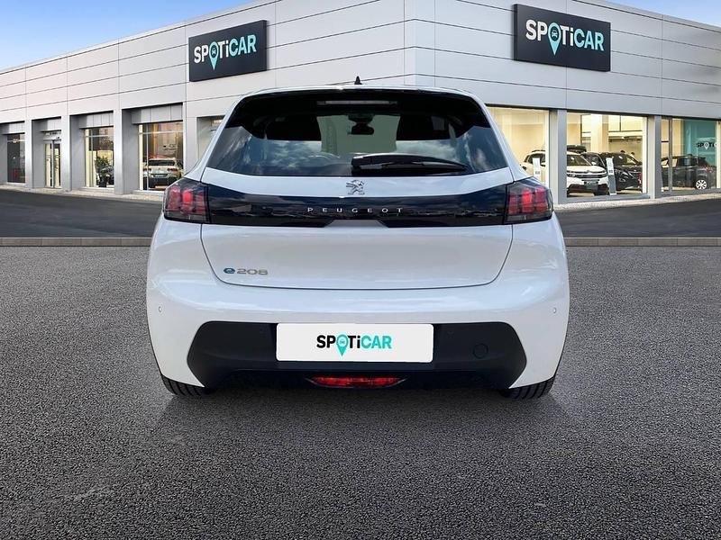 Begagnad Peugeot e-208 Active 100 kW (136 HK) 2024 Vit Halvkombi