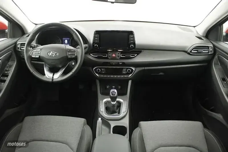 Usado Hyundai i30 120 CV (88 kW) 2025 Rojo Berlina