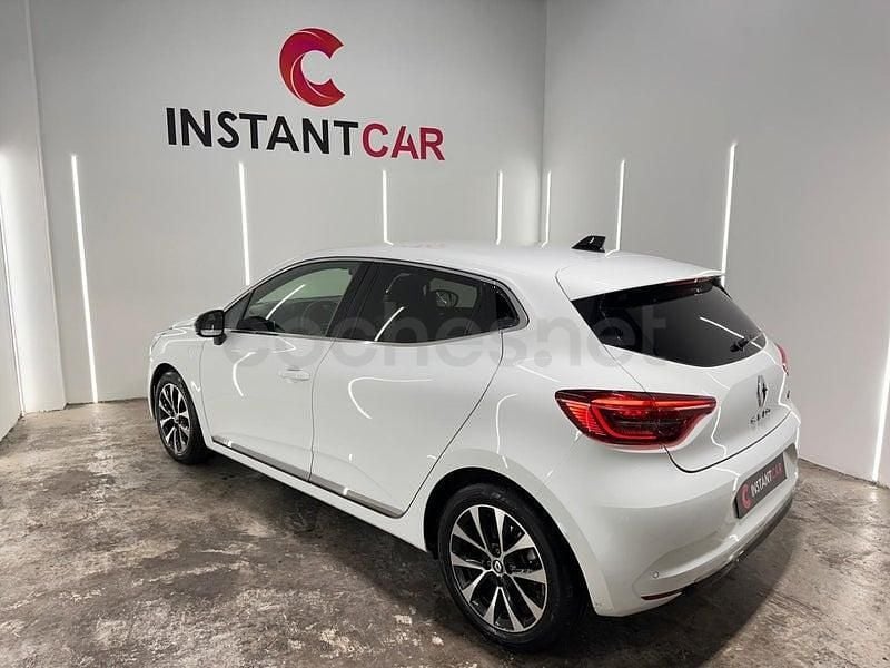 Begagnad Renault Clio V Techno 140 HK (102 kW) 2023 Vit Sedan