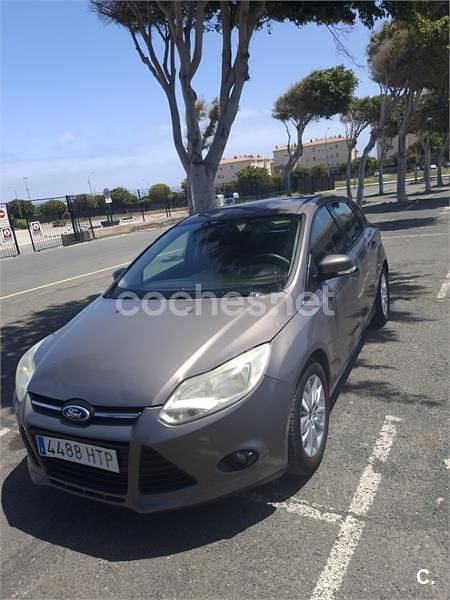 Usado Ford Focus Trend 100 CV (73 kW) 2013 Gris / plata Familiar