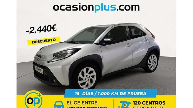 Usado Toyota Aygo Play 72 CV (52 kW) 2024 Gris Utilitario