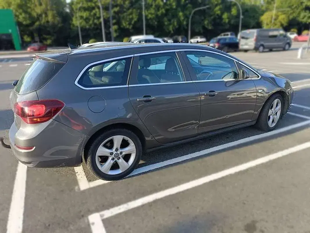 Usado Opel Astra Sport 165 CV (121 kW) 2011 Gris Familiar