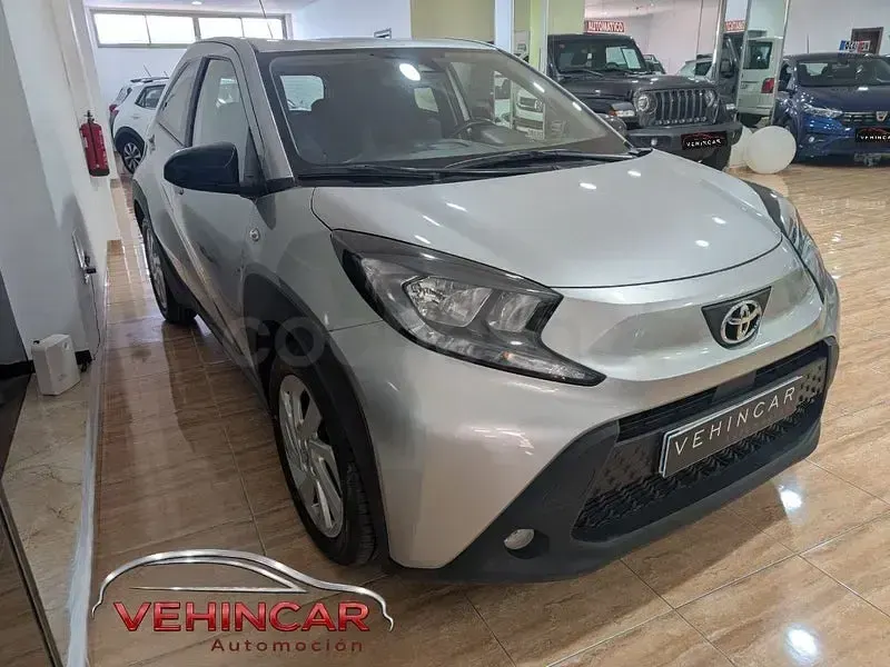 Usado Toyota Aygo X 72 CV (52 kW) 2023 Gris / plata SUV