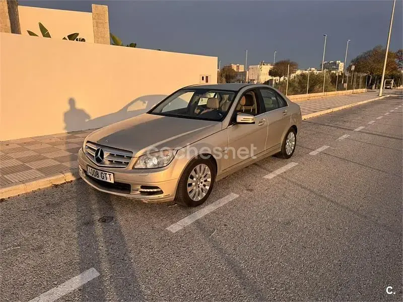 Usado Mercedes C200 Elegance 136 CV (100 kW) 2010 Beige Berlina