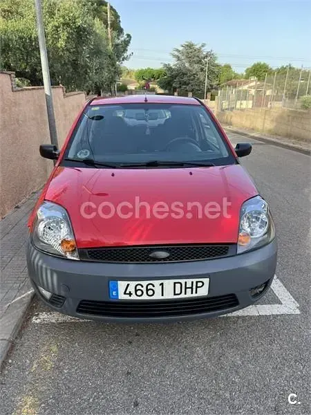 Usado Ford Fiesta 80 CV (58 kW) 2005 Rojo Utilitario
