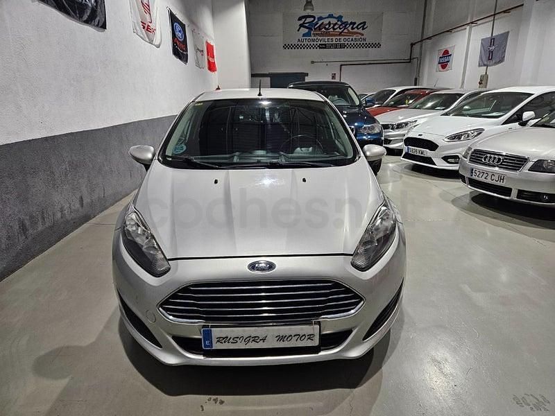 Usado Ford Fiesta Trend 75 CV (55 kW) 2016 Gris / plata Berlina