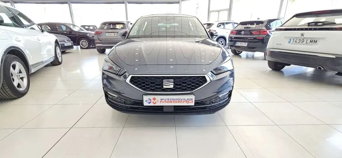 Usado Seat Leon Style 116 CV (85 kW) 2021 Gris Utilitario